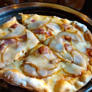 Pizza de pera verde y tocineta ahumada
