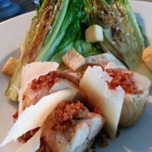 Ensalada Cesar .... maravillosa! Cogollos de lechuga parrillados, esouma de salsa cesar y un pollo crocante y jugoso!