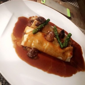 canelon de rabo de res y setas dn salsa de vino tinto