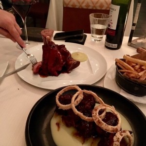 Jarrete de ternera (osobuco), a 48 horas de coccion y cola de res al vino tinto