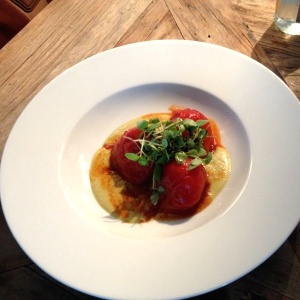 Tomates asados con crema de pistachos y albahaca