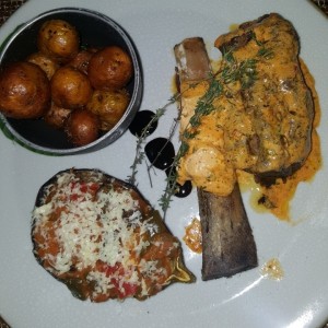 Chuleta de Cordero con papines y berenjenas con tomates